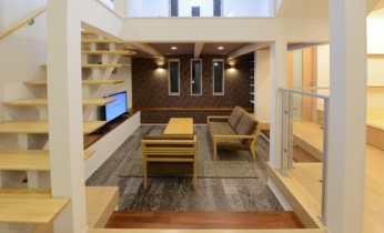 床レベルを下げたダウンフロアリビングは、アクセントクロスや床材を変えて、特別感のある空間です。