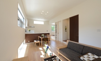 高窓や地窓から光がたっぷり入るリビング。プライバシーを守りながら、明るくて居心地抜群です。