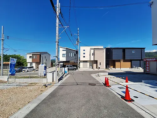 アローラタウン千代田6期 モデルハウス建築中（大阪府河内長野市市町） 2025年6月撮影 分譲地内に入ってすぐの風景。穏やかな街並みが広がっています。