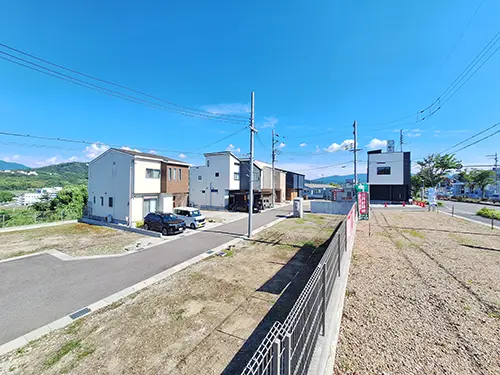 アローラタウン千代田6期 モデルハウス建築中（大阪府河内長野市市町） 2025年6月撮影 便利な170号線へのアクセスと、開放感ある眺望が魅力。 特に4号地〜11号地は東側がひらけていて、眺めの良さも魅力です。