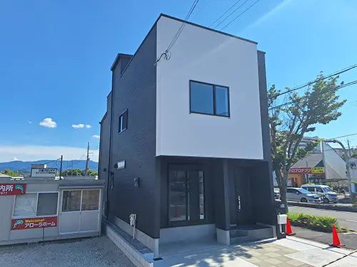 アローラタウン千代田6期 モデルハウス建築中（大阪府河内長野市市町） 2025年6月撮影 白と黒を基調とした、落ち着きのあるモダンな外観