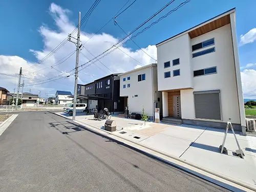 アローラタウン北野田4期（大阪府堺市美原区阿弥） 2025年7月撮影 写真右側に写っているのが、モデルハウス「スキップフロアと快適収納の家」です。ぜひお気軽にご見学ください。