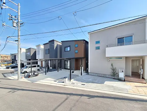 アローラタウン北野田4期 モデルハウス公開中（大阪府堺市美原区阿弥） 2026年3月撮影 右端がフラットタイプサイディングのモデルハウス