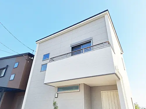 アローラタウン北野田4期 モデルハウス公開中（大阪府堺市美原区阿弥） 2026年3月撮影 凹凸のないスッキリとした外観です。