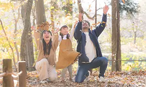 電気代削減で家族旅行を楽しむイメージ