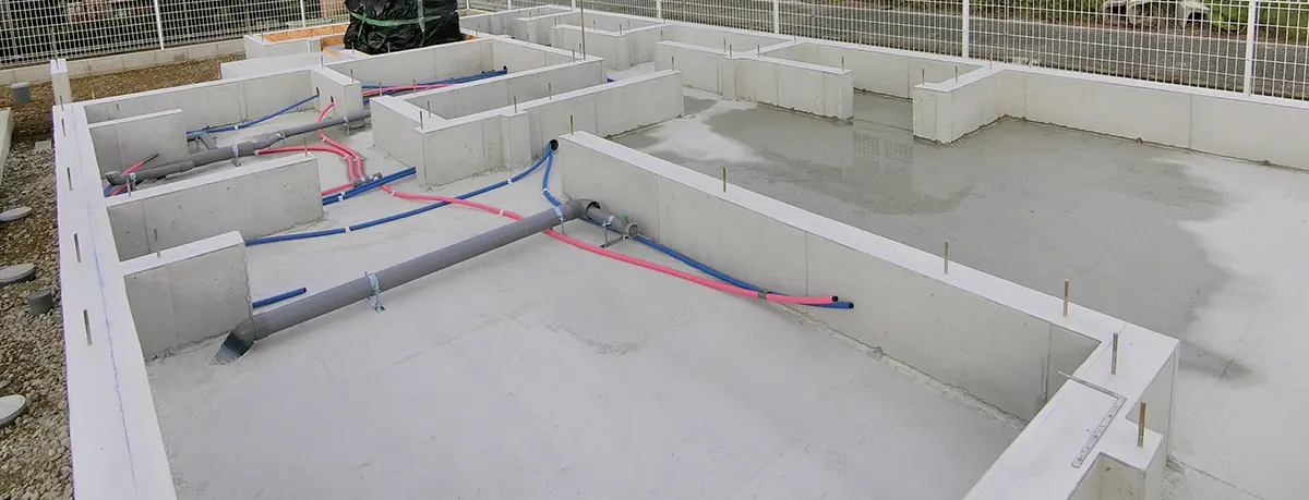 アローラホームのベタ基礎と配管工事の様子