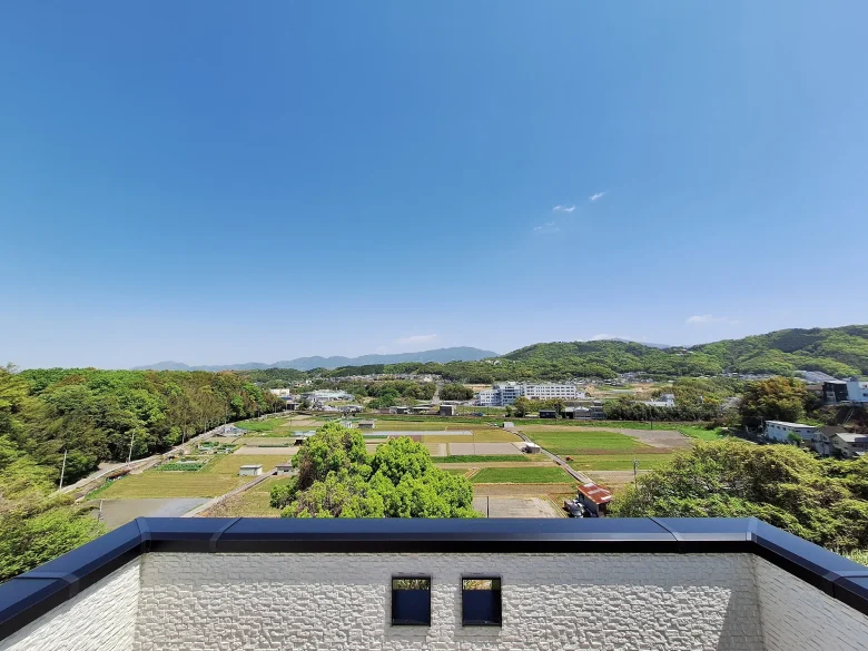 山並みを望む河内長野市のスカイテラスからの眺望