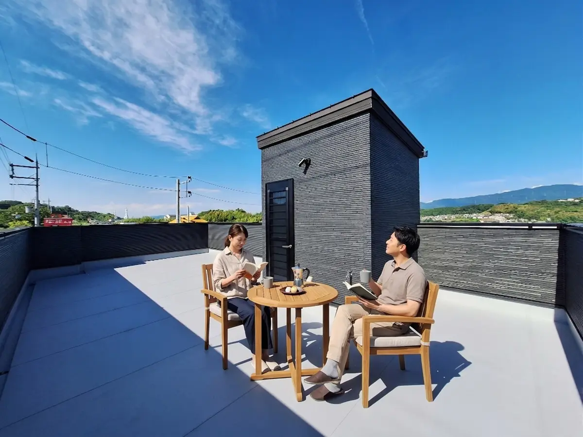 屋上でコーヒーと読書を楽しむ午前の時間