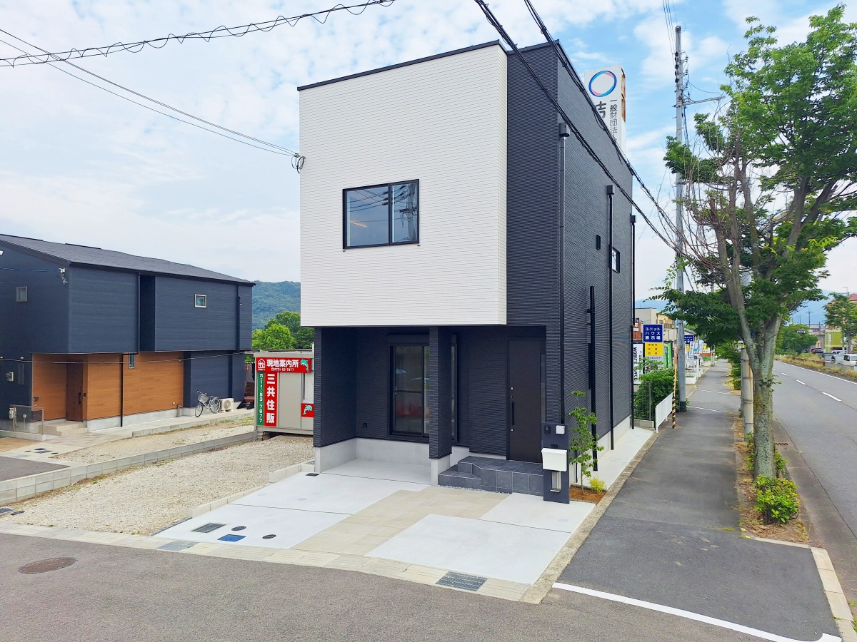 アローラタウン千代田6期 白と黒のモノトーン外観