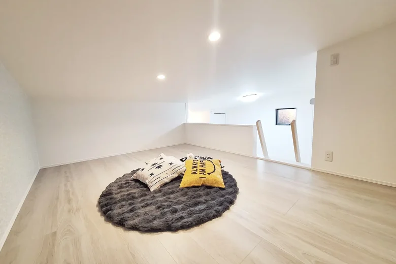 片流れ屋根の小屋裏を活用したNANDOロフトのロフト