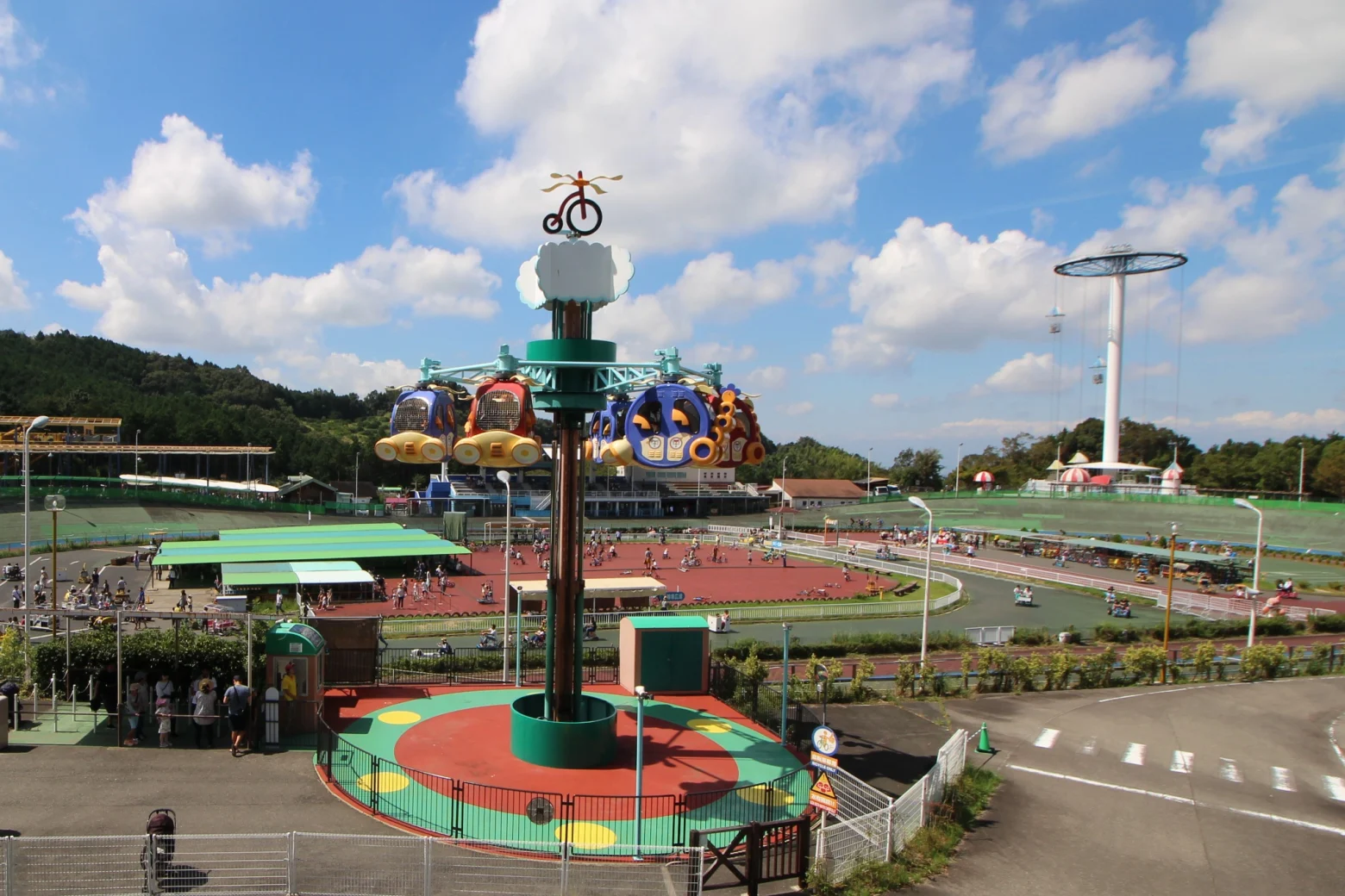 河内長野市の関西サイクルスポーツセンターの園内とアトラクション