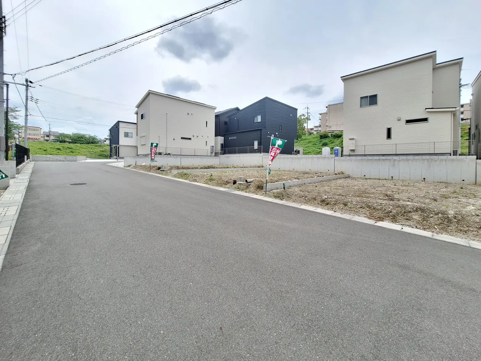 アローラタウン千代田台 モデルハウス販売中（大阪府河内長野市原町） 2026年5月撮影 分譲地内の土地と道路の位置関係