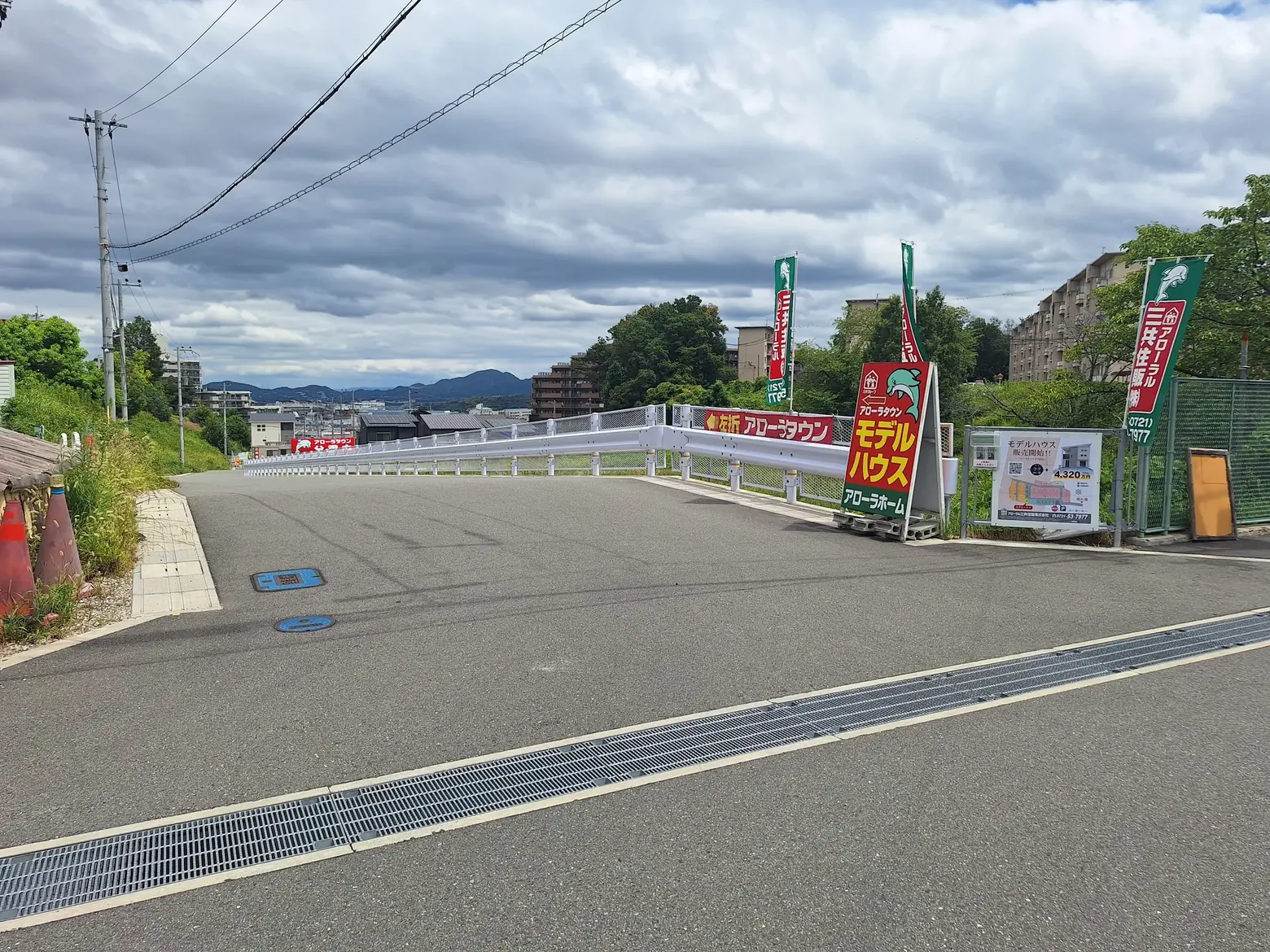 アローラタウン千代田台 モデルハウス販売中（大阪府河内長野市原町） 2026年8月撮影 前面道路から見た分譲地の入口