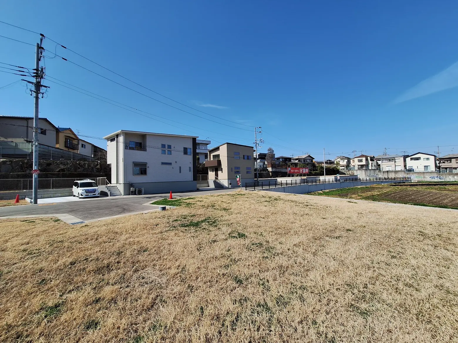 アローラタウン千代田南（大阪府河内長野市市町） 2026年3月撮影 道路沿いの土地と周辺の住宅
