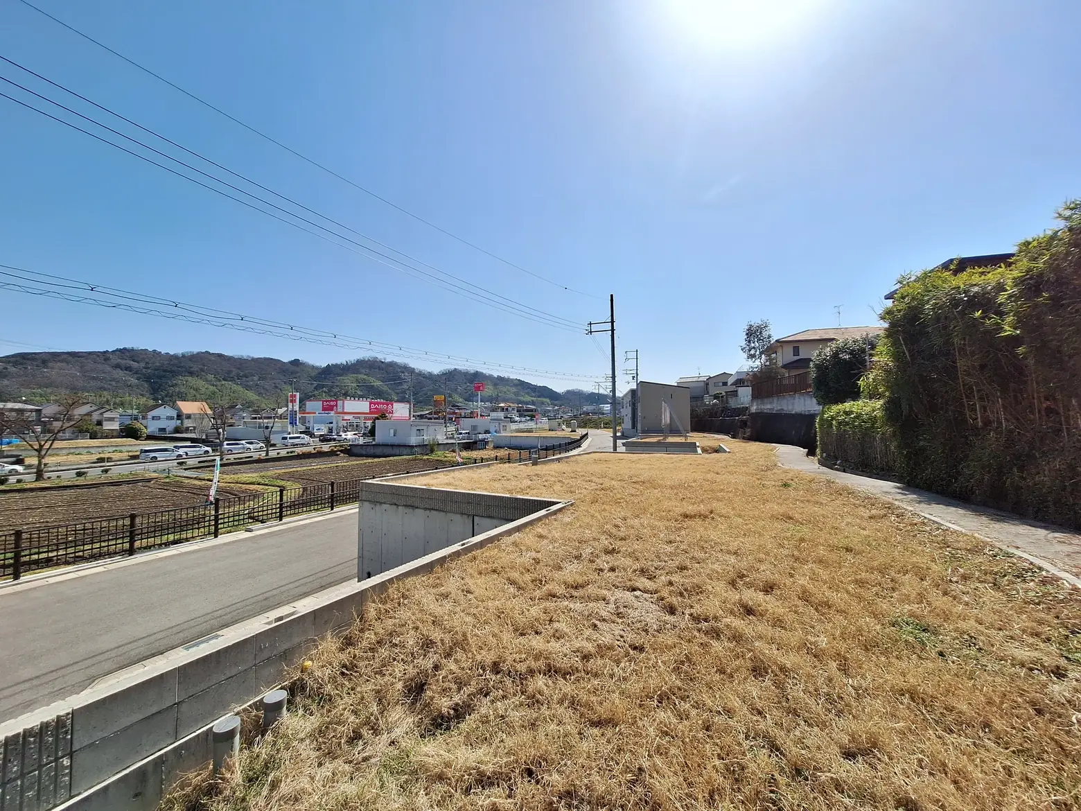 アローラタウン千代田南（大阪府河内長野市市町） 2026年3月撮影 敷地側から見た土地と道路