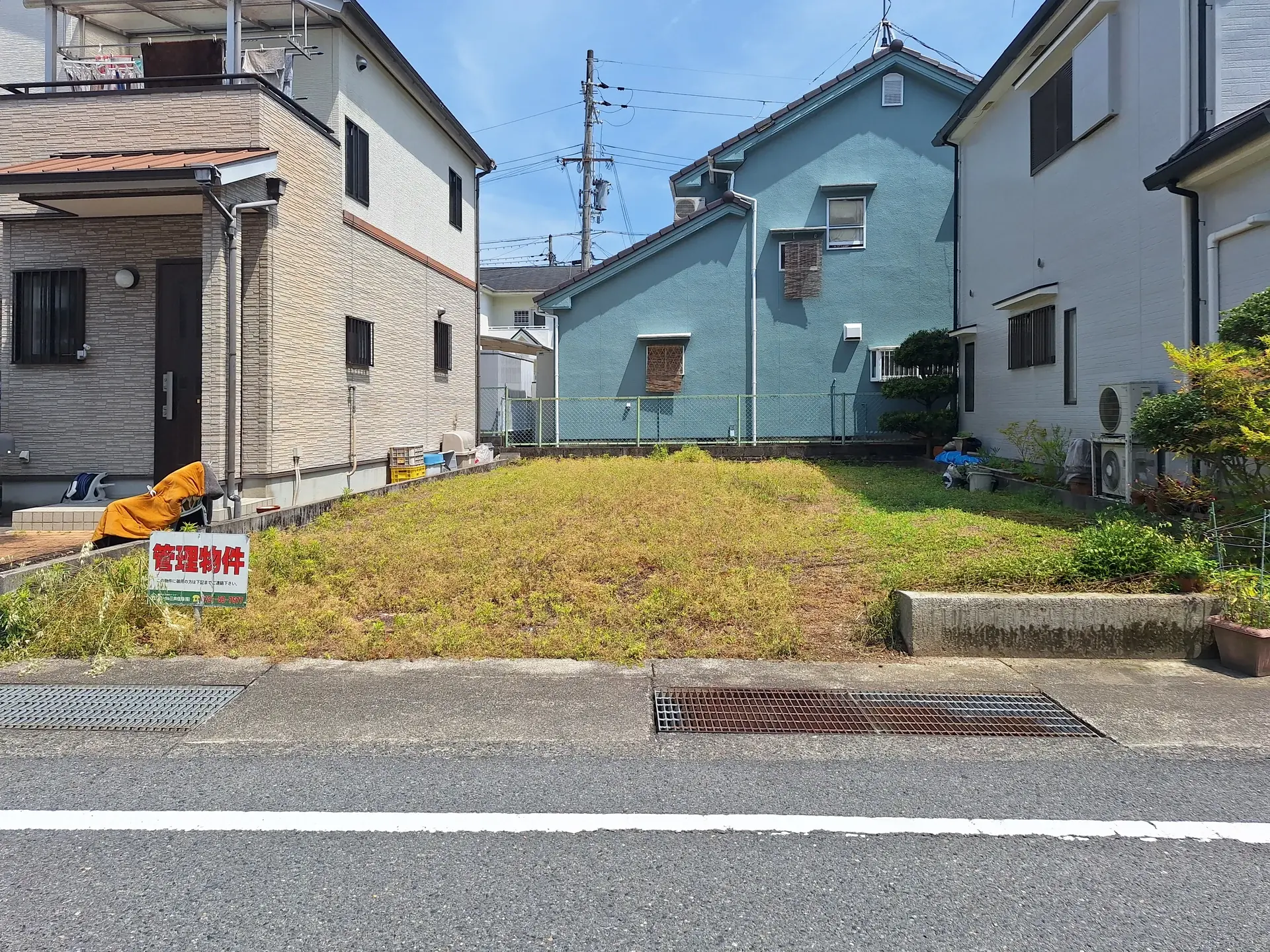 アローラタウン紀ノ川苑15期（和歌山県橋本市岸上） 2026年5月撮影 前面道路から見た住宅に挟まれた土地