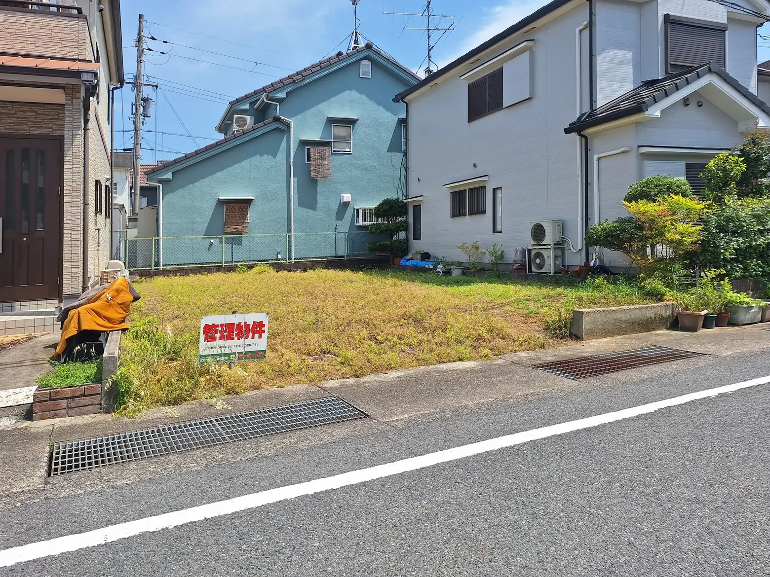 アローラタウン紀ノ川苑15期（和歌山県橋本市岸上） 2026年5月撮影 道路側から見た土地と隣接する住宅